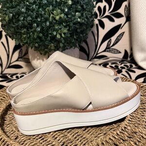 Silent D Elegant Cream Women's Slip-On Sandals women’s sz 7